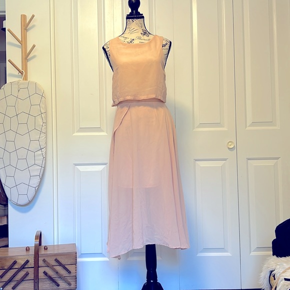 Elegant Midi Chiffon Dress - Picture 3 of 4